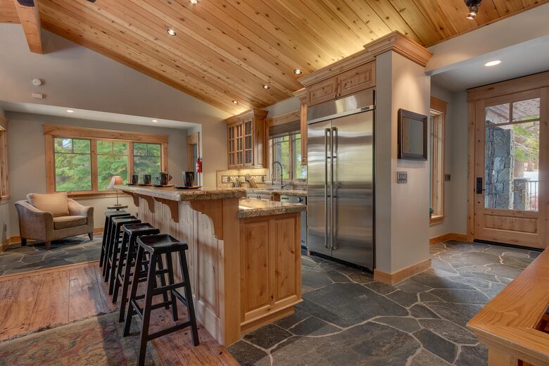 Timber Lodge | With arcade, foosball, spa, 5 minutes to Heavenly Ski Resort - South Lake Tahoe, California