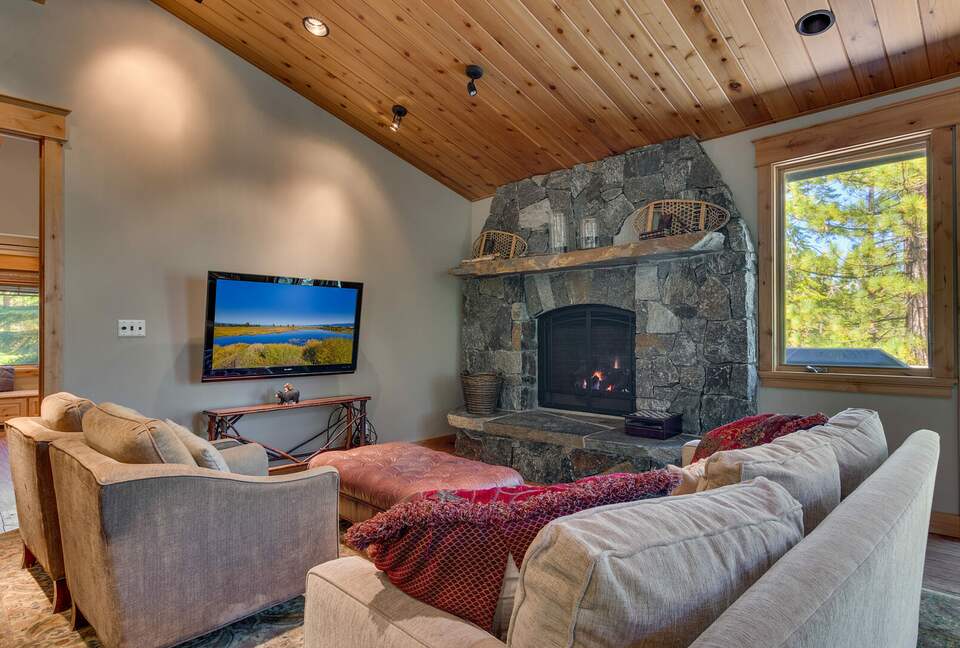 Timber Lodge | With arcade, foosball, spa, 5 minutes to Heavenly Ski Resort - South Lake Tahoe, California