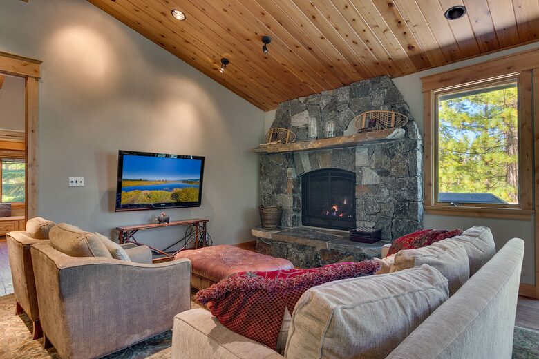 Timber Lodge | With arcade, foosball, spa, 5 minutes to Heavenly Ski Resort - South Lake Tahoe, California