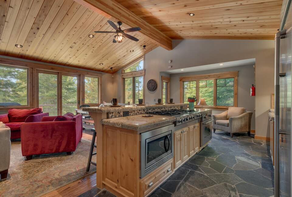 Timber Lodge | With arcade, foosball, spa, 5 minutes to Heavenly Ski Resort - South Lake Tahoe, California
