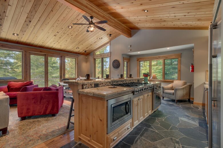 Timber Lodge | With arcade, foosball, spa, 5 minutes to Heavenly Ski Resort - South Lake Tahoe, California