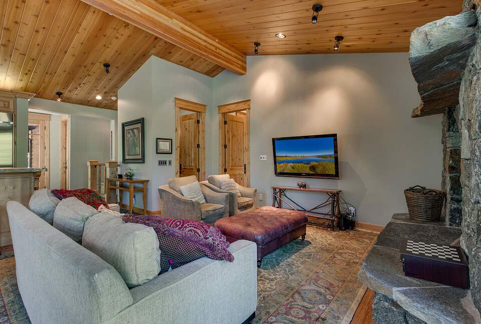 Timber Lodge | With arcade, foosball, spa, 5 minutes to Heavenly Ski Resort - South Lake Tahoe, California