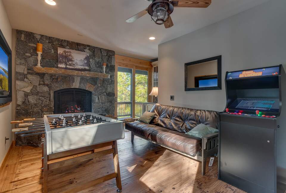 Timber Lodge | With arcade, foosball, spa, 5 minutes to Heavenly Ski Resort - South Lake Tahoe, California