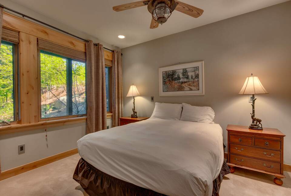 Timber Lodge | With arcade, foosball, spa, 5 minutes to Heavenly Ski Resort - South Lake Tahoe, California