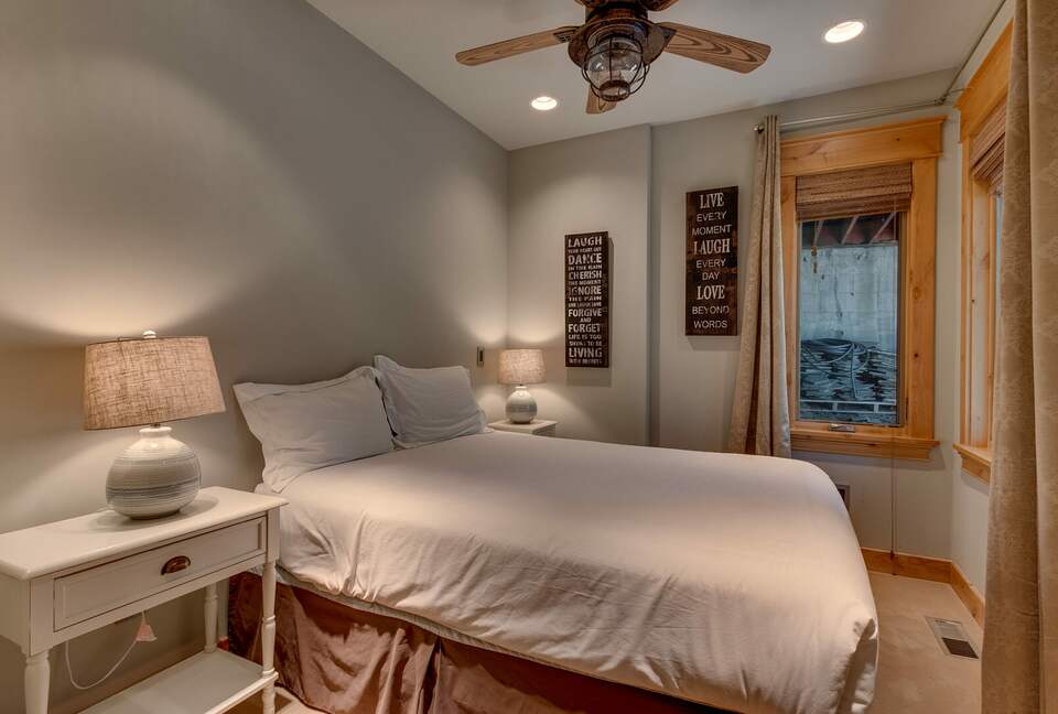 Timber Lodge | With arcade, foosball, spa, 5 minutes to Heavenly Ski Resort - South Lake Tahoe, California