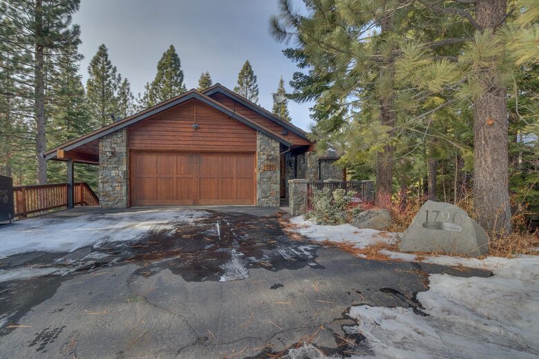 Timber Lodge | With arcade, foosball, spa, 5 minutes to Heavenly Ski Resort - South Lake Tahoe, California