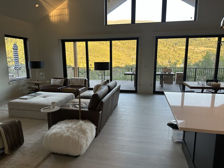 Lovely home overlooking the stunning Nordic Mountain Ski Resort - Eden, Utah