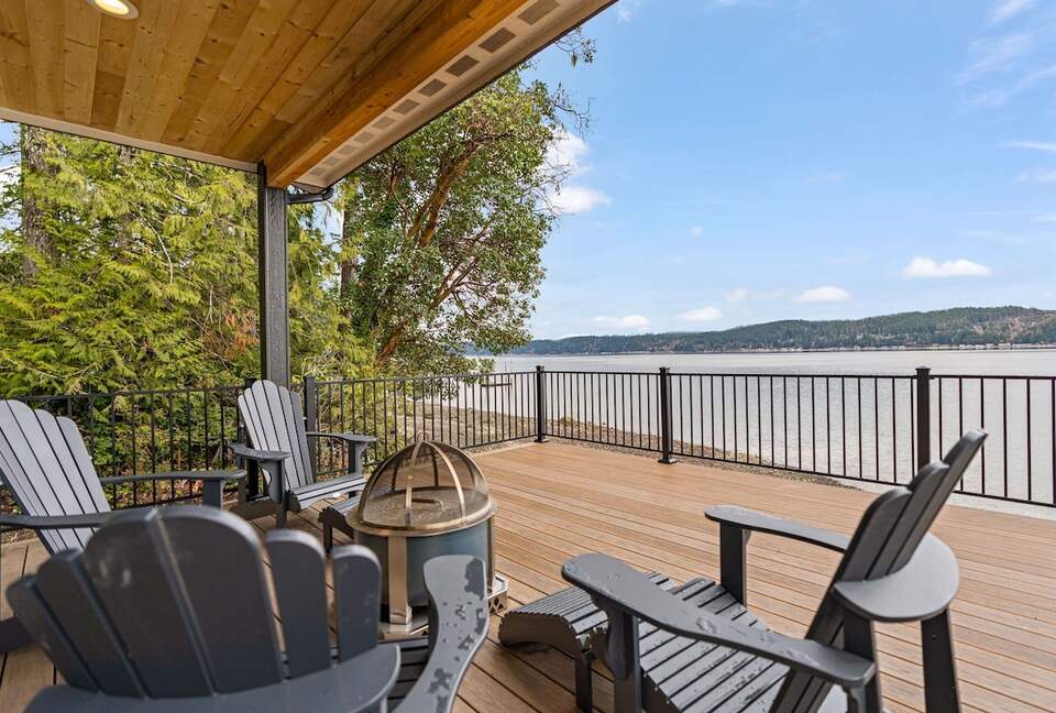 Luxury Hood Canal Beachfront Home w/ Large Deck & Kayaks! - Belfair, Washington