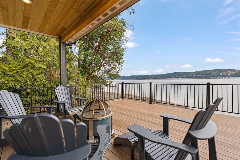 Luxury Hood Canal Beachfront Home w/ Large Deck & Kayaks! - Belfair, Washington