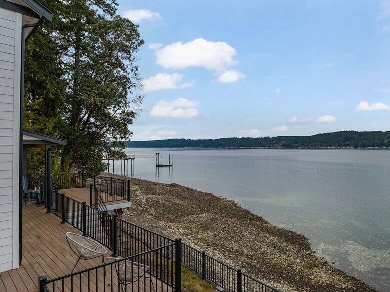 Luxury Hood Canal Beachfront Home w/ Large Deck & Kayaks! - Belfair, Washington
