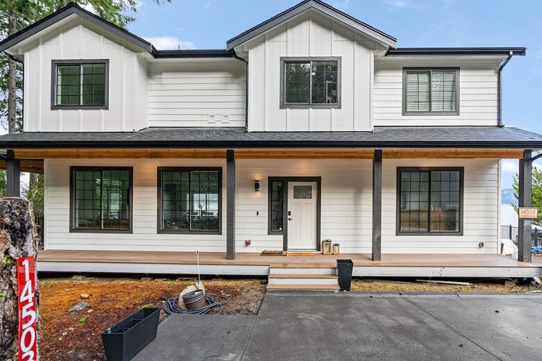 Luxury Hood Canal Beachfront Home w/ Large Deck & Kayaks! - Belfair, Washington