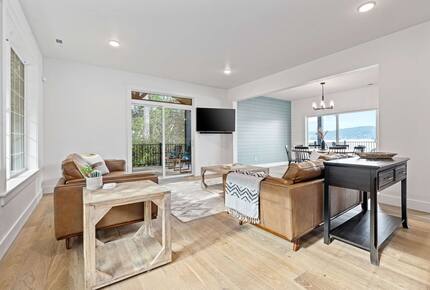 Luxury Hood Canal Beachfront Home w/ Large Deck & Kayaks! - Belfair, Washington