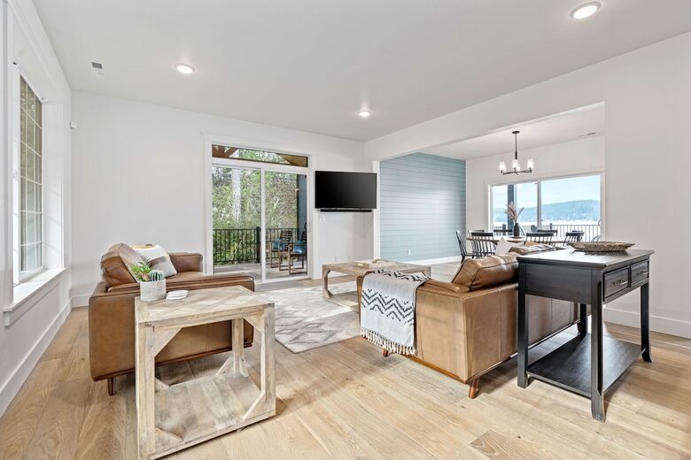 Luxury Hood Canal Beachfront Home w/ Large Deck & Kayaks! - Belfair, Washington