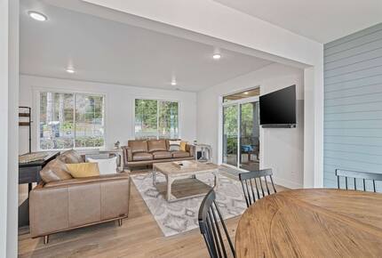 Luxury Hood Canal Beachfront Home w/ Large Deck & Kayaks! - Belfair, Washington