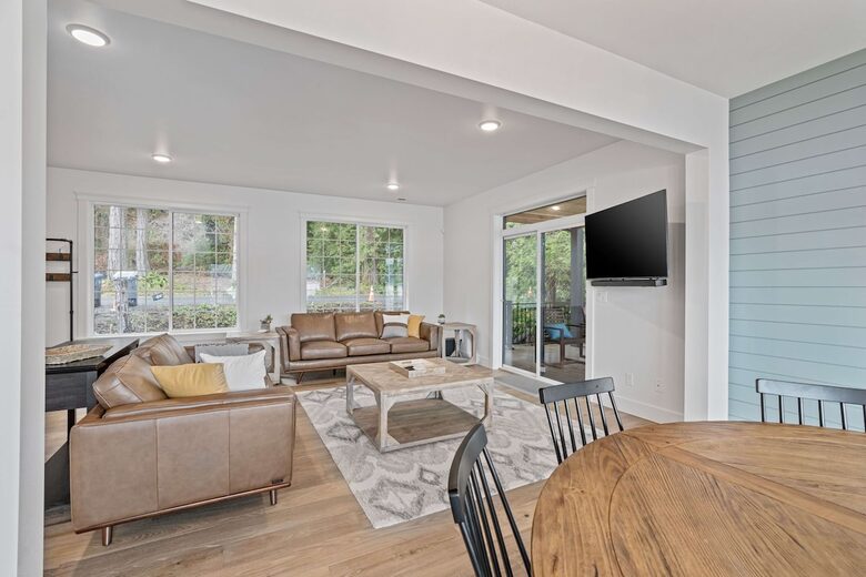 Luxury Hood Canal Beachfront Home w/ Large Deck & Kayaks! - Belfair, Washington