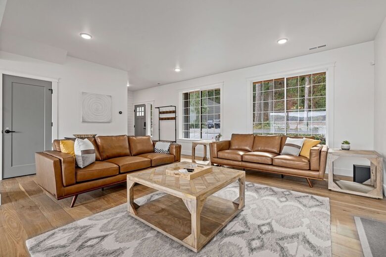 Luxury Hood Canal Beachfront Home w/ Large Deck & Kayaks! - Belfair, Washington