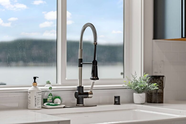 Luxury Hood Canal Beachfront Home w/ Large Deck & Kayaks! - Belfair, Washington