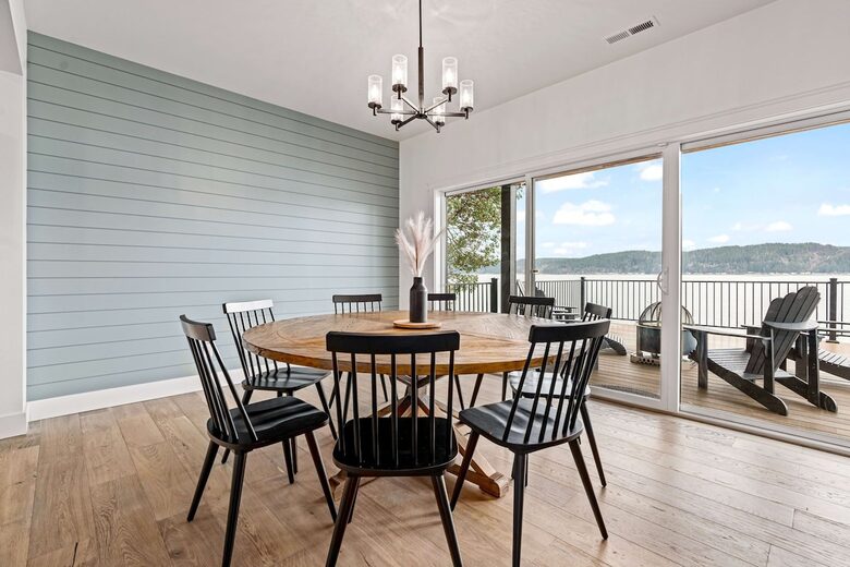 Luxury Hood Canal Beachfront Home w/ Large Deck & Kayaks! - Belfair, Washington