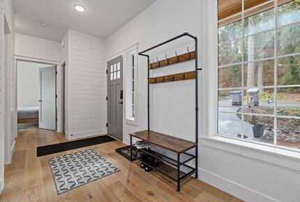 Luxury Hood Canal Beachfront Home w/ Large Deck & Kayaks! - Belfair, Washington