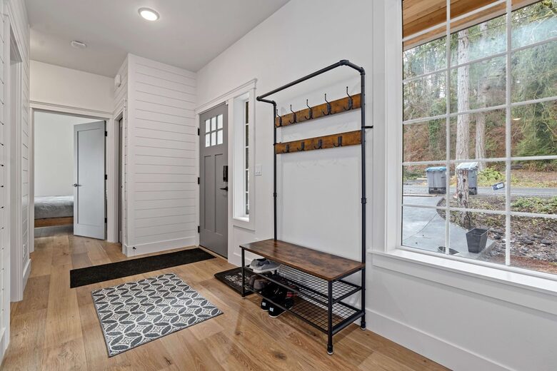 Luxury Hood Canal Beachfront Home w/ Large Deck & Kayaks! - Belfair, Washington