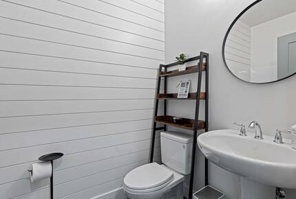 Luxury Hood Canal Beachfront Home w/ Large Deck & Kayaks! - Belfair, Washington