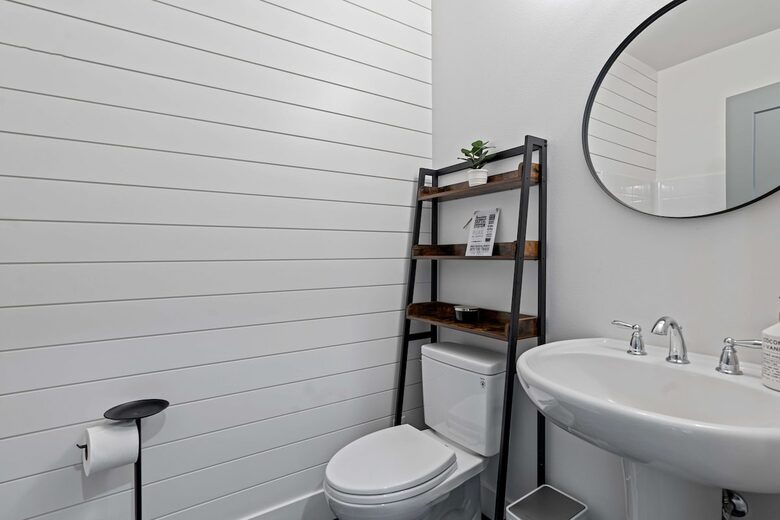 Luxury Hood Canal Beachfront Home w/ Large Deck & Kayaks! - Belfair, Washington