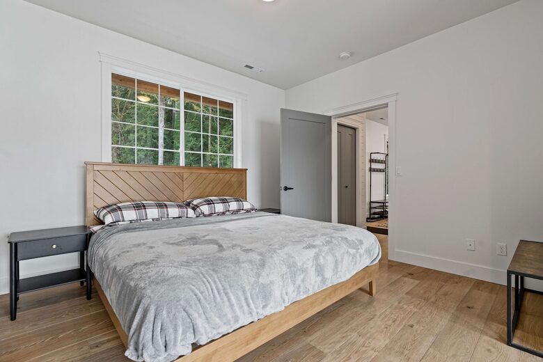 Luxury Hood Canal Beachfront Home w/ Large Deck & Kayaks! - Belfair, Washington