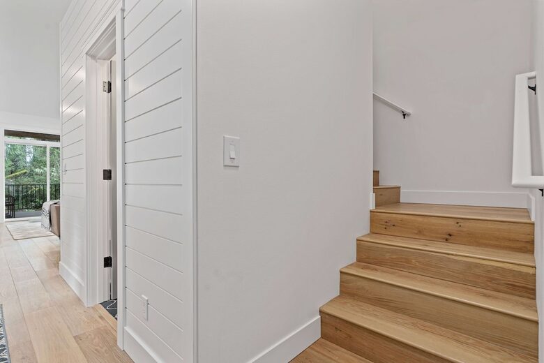 Luxury Hood Canal Beachfront Home w/ Large Deck & Kayaks! - Belfair, Washington