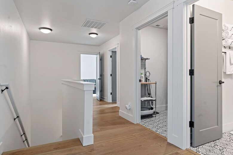 Luxury Hood Canal Beachfront Home w/ Large Deck & Kayaks! - Belfair, Washington