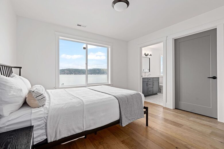 Luxury Hood Canal Beachfront Home w/ Large Deck & Kayaks! - Belfair, Washington