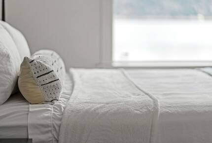 Luxury Hood Canal Beachfront Home w/ Large Deck & Kayaks! - Belfair, Washington