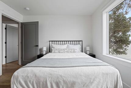 Luxury Hood Canal Beachfront Home w/ Large Deck & Kayaks! - Belfair, Washington