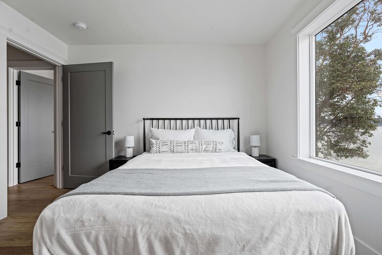 Luxury Hood Canal Beachfront Home w/ Large Deck & Kayaks! - Belfair, Washington