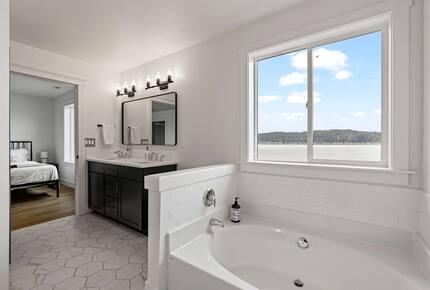 Luxury Hood Canal Beachfront Home w/ Large Deck & Kayaks! - Belfair, Washington