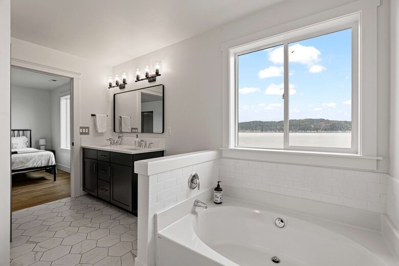 Luxury Hood Canal Beachfront Home w/ Large Deck & Kayaks! - Belfair, Washington