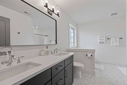 Luxury Hood Canal Beachfront Home w/ Large Deck & Kayaks! - Belfair, Washington