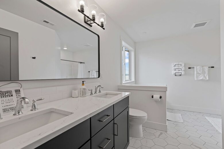 Luxury Hood Canal Beachfront Home w/ Large Deck & Kayaks! - Belfair, Washington