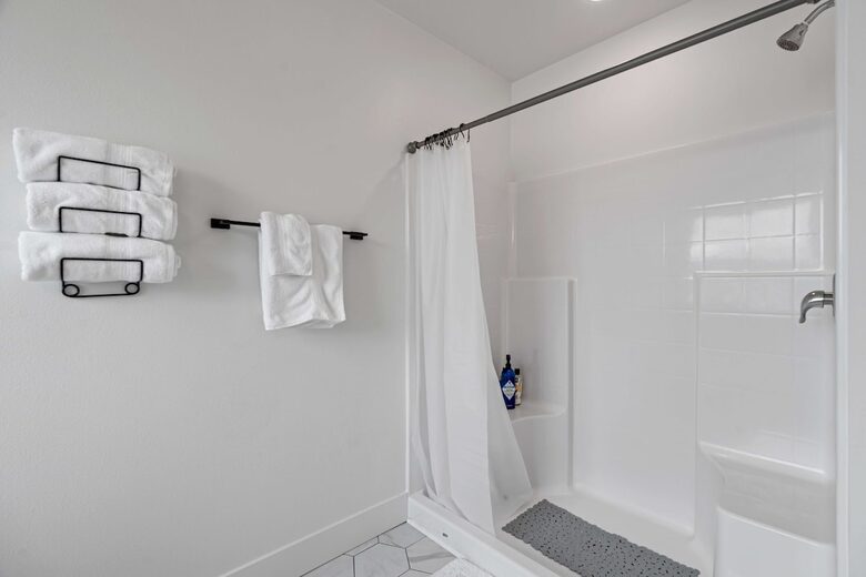 Luxury Hood Canal Beachfront Home w/ Large Deck & Kayaks! - Belfair, Washington