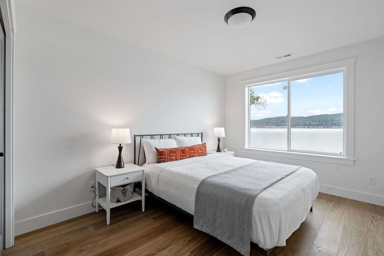 Luxury Hood Canal Beachfront Home w/ Large Deck & Kayaks! - Belfair, Washington