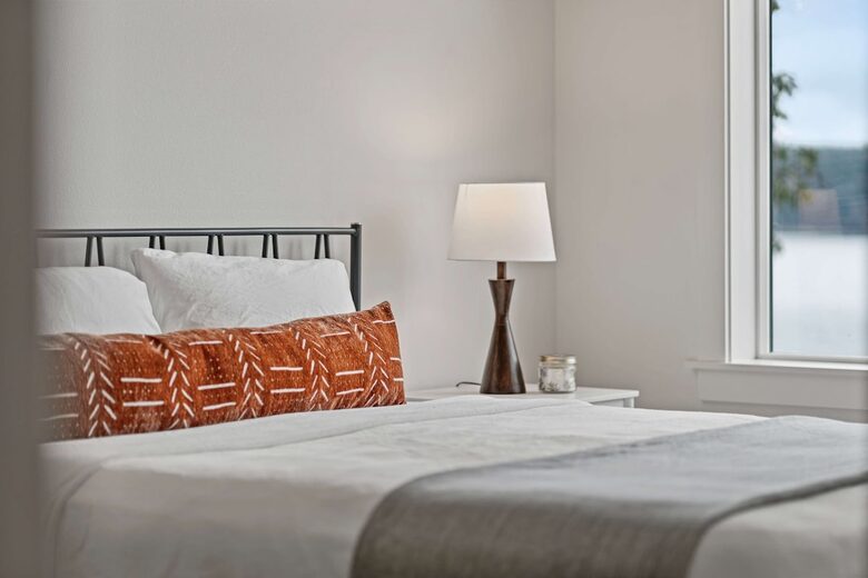 Luxury Hood Canal Beachfront Home w/ Large Deck & Kayaks! - Belfair, Washington