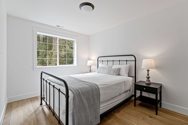 Luxury Hood Canal Beachfront Home w/ Large Deck & Kayaks! - Belfair, Washington