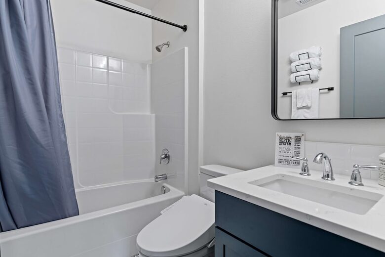 Luxury Hood Canal Beachfront Home w/ Large Deck & Kayaks! - Belfair, Washington