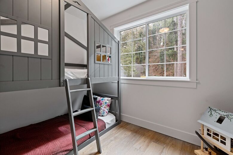 Luxury Hood Canal Beachfront Home w/ Large Deck & Kayaks! - Belfair, Washington