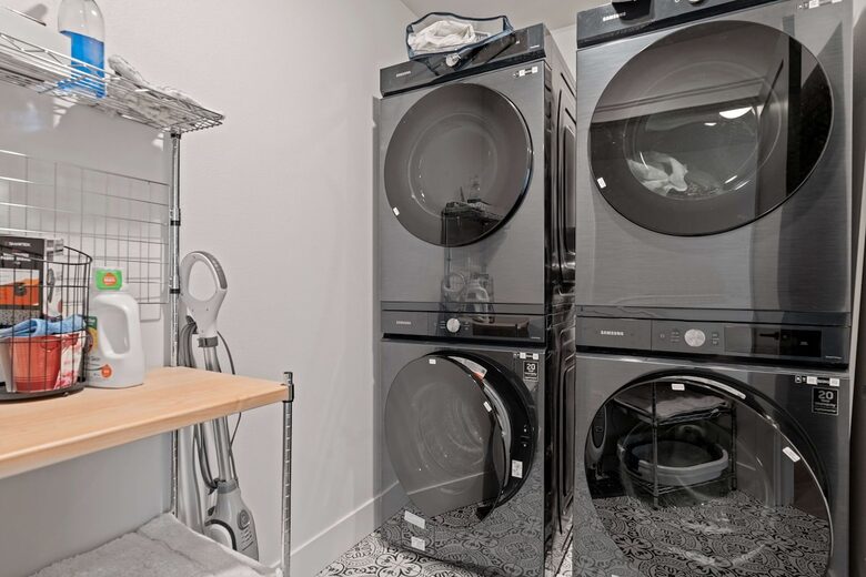 Luxury Hood Canal Beachfront Home w/ Large Deck & Kayaks! - Belfair, Washington