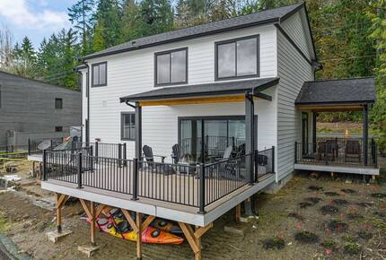 Luxury Hood Canal Beachfront Home w/ Large Deck & Kayaks! - Belfair, Washington