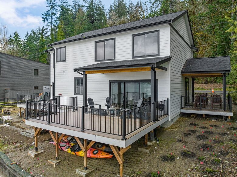 Luxury Hood Canal Beachfront Home w/ Large Deck & Kayaks! - Belfair, Washington