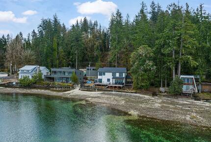 Luxury Hood Canal Beachfront Home w/ Large Deck & Kayaks! - Belfair, Washington