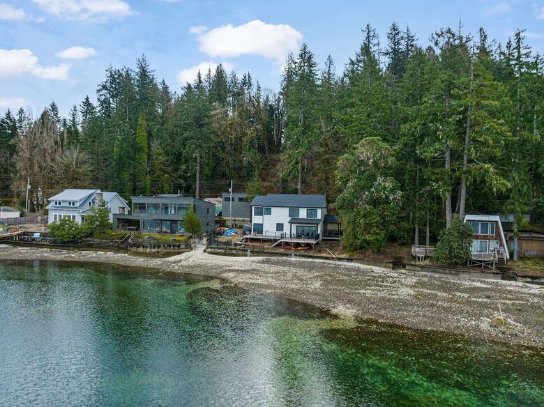 Luxury Hood Canal Beachfront Home w/ Large Deck & Kayaks! - Belfair, Washington