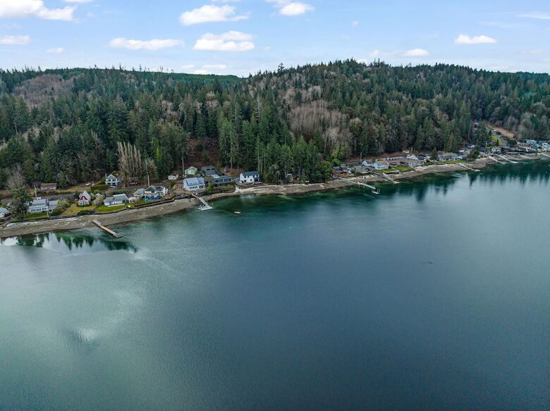 Luxury Hood Canal Beachfront Home w/ Large Deck & Kayaks! - Belfair, Washington