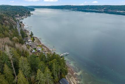 Luxury Hood Canal Beachfront Home w/ Large Deck & Kayaks! - Belfair, Washington